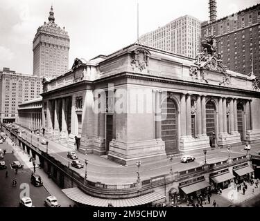 1930s GRAND CENTRAL STATION AT THE CORNER OF VANDERBILT AVENUE AND 42ND STREET NEW YORK CITY 230 PARK AVENUE IN BACKGROUND - q75052 CPC001 HARS TRANSPORTATION B&W RAIL MIDTOWN PEDESTRIAN STRUCTURE HIGH ANGLE PROPERTY AND AUTOS EXTERIOR PROGRESS NYC REAL ESTATE NEW YORK STRUCTURES AUTOMOBILES CITIES VEHICLES EDIFICE NEW YORK CITY RAILROADS NATIONAL REGISTER HISTORIC PLACES ARCHITECTURAL DETAIL NATIONAL HISTORIC LANDMARK TERMINAL TOURIST ATTRACTION 42ND BEAUX ARTS BLACK AND WHITE OLD FASHIONED VANDERBILT Stock Photo