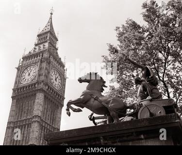 1960s BIG BEN AND STATUE OF BOADICEA ICONIC CELTIC FEMALE WARRIOR BY THOMAS THORNYCROFT IN CITY OF WESTMINSTER LONDON ENGLAND UK - r17752 HAR001 HARS CELTIC CONCEPT CONCEPTUAL CITIES SYMBOLIC CONCEPTS CREATIVITY BLACK AND WHITE CLOCK TOWER GREAT BRITAIN HAR001 ICONIC OLD FASHIONED REPRESENTATION UNITED KINGDOM Stock Photo