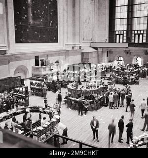 1960s NEW YORK STOCK EXCHANGE THE BIG BOARD AND BROKERS ON THE TRADING FLOOR NYC NY USA - r21283 HAR001 HARS UNITED STATES OF AMERICA MALES RISK B&W FINANCIAL NORTH AMERICA NORTH AMERICAN SUCCESS DREAMS SELLING HIGH ANGLE ADVENTURE BONDS STRATEGY CUSTOMER SERVICE AND MARKETS NETWORKING EXCITEMENT POWERFUL ARE BY OPPORTUNITY NYC OCCUPATIONS SIGNALS MOTION BLUR TRADING BROKERS CONCEPTUAL NEW YORK SECURITIES CITIES NYSE NEW YORK CITY EQUITIES OPTIONS ORDERS BLACK AND WHITE HAR001 OLD FASHIONED Stock Photo