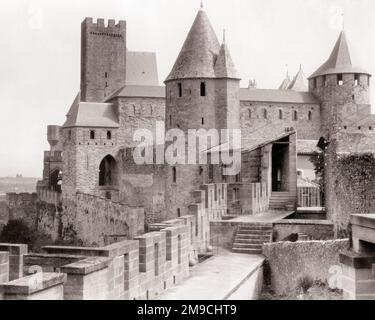 1920s MEDIEVAL CITY UNESCO WORLD HERITAGE SITE CITE DE CARCASSONNE LANGUEDOC-ROUSSILLON FRANCE - r29432 HAR001 HARS WALLS BLACK AND WHITE CONSERVATION GOTHIC HAR001 OLD FASHIONED RAMPARTS RESTORATION TOWERS Stock Photo
