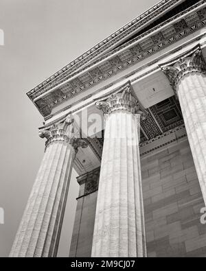 1960s LOOKING UP THE LENGTH OF TWO CORINTHIAN ORDER COLUMNS  - s13256 HAR001 HARS SYMBOLIC ARCHITECTURAL DETAIL CONCEPTS CREATIVITY PRECISION BLACK AND WHITE HAR001 OLD FASHIONED REPRESENTATION SCROLLS Stock Photo