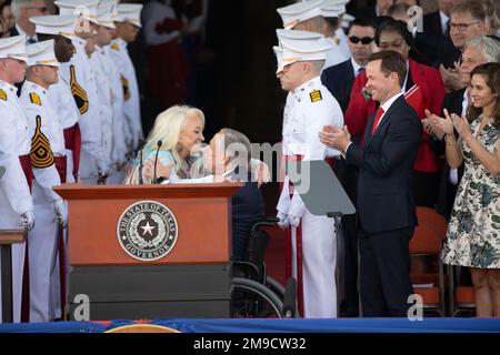 Austin, Texas, USA. 17th Jan, 2023. Singer TANYA TUCKER gives Texas Gov. GREG ABBOTT a kiss at his inaugural on the north steps of the Texas Capitol. (Credit Image: © Bob Daemmrich/ZUMA Press Wire) EDITORIAL USAGE ONLY! Not for Commercial USAGE! Stock Photo