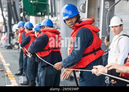 220519-N-CZ759-1060 PACIFIC OCEAN (May 19, 2022) – Seaman Ajhani Allen, from Fort Lauderdale, Florida, participates in a replenishment-at-sea (RAS) with maritime prepositioning ship USNS Amelia Earhart (T-AKE 6), May 19, 2022. Tripoli is underway conducting routine operations in the U.S. 7th Fleet. Stock Photo