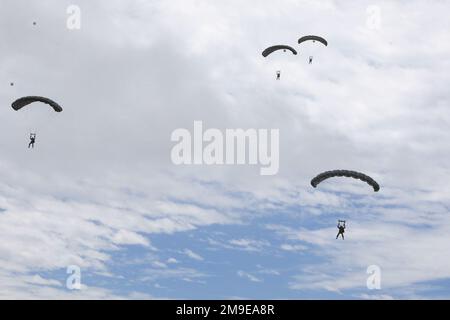 Members of the 7th Special Forces Group (Airborne) prepares to land while conducting a high altitude, low opening (HALO) jumps in Manta Ecuador, May 19, 2022. Ecuadorian military and US forces are conducting routine military exchanges from May 6-27 between the cities of Manta and Latacunga. Bilateral exchanges allow both militaries to strengthen tactical readiness for future operations maintain readiness and support continue commitment in responding to emerging security crises and natural disasters.    ( U.S. Army photos by Staff Sgt. Matthew Griffith) Stock Photo