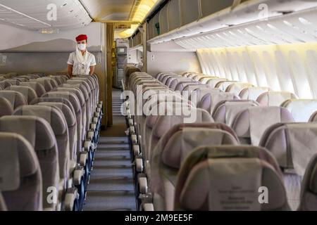 Flight attendant Emirates, Boeing 777-300, Dubai, UAE Stock Photo