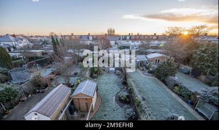 Wimbledon, London, UK. 18 January 2023. South west london suburbs waken up to a frosty sunrise and clear skies. Credit: Malcolm Park/Alamy Live News. Stock Photo