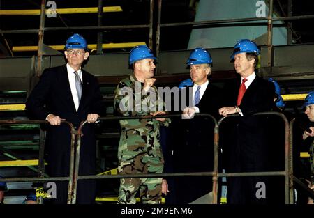 US Air Force Major Ed Thoele (2nd from left), 436th Equipment Maintenance Squadron Commander, Dover AIr Force Base, Delaware, discusses C-5 Galaxy maintenance issues in the Isochronal Dock on Wednesday, December 15, 1999 with Congressman Mike Castle (Left), Senator Joseph Biden (2nd from right) and William Cohen, Secretary of Defense. Mr. Cohen, toured the ISO Docks during his recent visit to Dover AFB, Dover, DE. Base: Dover Air Force Base State: Delaware (DE) Country: United States Of America (USA) Stock Photo