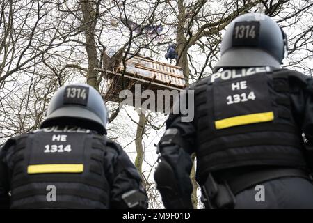 Hessen, Germany. 18 January 2023, Hessen, Frankfurt/Main: Police officers stand between the tree houses during the eviction in Fechenheim Forest. The squatters are protesting against the planned expansion of the A66 with the Riederwald Tunnel, as around 1000 trees will have to be felled for this. Photo: Sebastian Gollnow/dpa Credit: dpa picture alliance/Alamy Live News Credit: dpa picture alliance/Alamy Live News Stock Photo