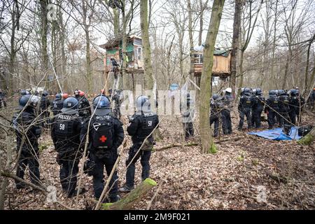 Hessen, Germany. 18 January 2023, Hessen, Frankfurt/Main: Police officers stand between the tree houses during the eviction in Fechenheim Forest. The squatters are protesting against the planned expansion of the A66 with the Riederwald Tunnel, as around 1000 trees will have to be felled for this. Photo: Sebastian Gollnow/dpa Credit: dpa picture alliance/Alamy Live News Credit: dpa picture alliance/Alamy Live News Stock Photo