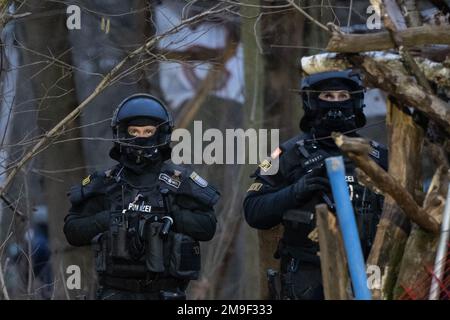 Hessen, Germany. 18 January 2023, Hessen, Frankfurt/Main: Police officers stand between the tree houses during the eviction in Fechenheim Forest. The squatters are protesting against the planned expansion of the A66 with the Riederwald Tunnel, as around 1000 trees will have to be felled for this. Photo: Sebastian Gollnow/dpa Credit: dpa picture alliance/Alamy Live News Credit: dpa picture alliance/Alamy Live News Stock Photo