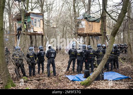 Hessen, Germany. 18 January 2023, Hessen, Frankfurt/Main: Police officers stand between the tree houses during the eviction in Fechenheim Forest. The squatters are protesting against the planned expansion of the A66 with the Riederwald Tunnel, as around 1000 trees will have to be felled for this. Photo: Sebastian Gollnow/dpa Credit: dpa picture alliance/Alamy Live News Credit: dpa picture alliance/Alamy Live News Stock Photo