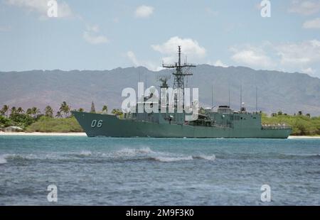 A port view of the Australian guided missile destroyer HMAS PERTH (38 ...