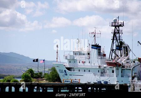 Port side (off centerline) view of the National Oceanographic and Atmospheric Administration research ship NOAA KAIMIMANA (R 333) (formerly Titan (T-AGOS 15) tied up at the Bishop Point wharf at the entrance to Pearl Harbor. Base: Pearl Harbor State: Hawaii (HI) Country: United States Of America (USA) Stock Photo