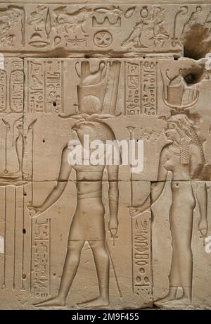 Relief Gott Horus und die Königin, Horus-Tempel, Edfu, Ägypten Stock Photo