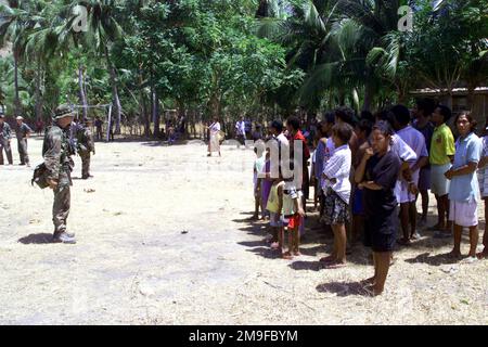 US Marines with Third Platoon, India Company, Battalion Landing Team 3/1, 13TH Marine Expeditionary Unit (Special Operations Capable), provide security for the Beach Landing Zone during a Humanitarian Assistance Operation in East Timor, September 2000. US Marines and Sailors from Tarawa Amphibious Ready Group spent three days in East Timor providing Medical and Community Relations Services to help rebuild the war torn nation. Subject Operation/Series: HUMANITARIAN ASSISTANCE OPERATION, EAST TIMOR Base: Arturo Island Country: East Timor (TMP) Stock Photo