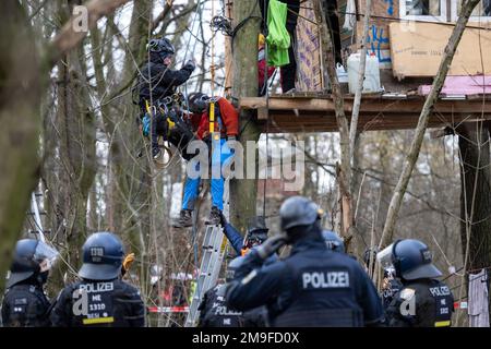 Hessen, Germany. 18 January 2023, Hessen, Frankfurt/Main: A person is roped down from a tree house. Early in the morning, police began clearing the Fechenheim forest. The forest has been occupied for over a year by activists who want to prevent the expansion of the A66 and the clearing of the forest. Photo: Hannes P Albert/dpa Credit: dpa picture alliance/Alamy Live News Stock Photo