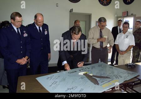Former US President George Bush signs the Dover Air Force Base Museum Distinguished Visitor panel before ending his visit to Dover Air Force Base on September 27, 2000. Base: Dover State: Delaware (DE) Country: United States Of America (USA) Stock Photo