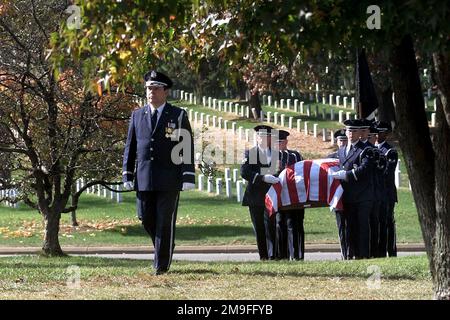 A Full honor funeral for US Air Force Second Lieutenant Richard Vandegeer at Arlington National Cemetery, Arlington, Virginia, on October 27th 2000. Base: Arlington National Cemetery State: Virginia (VA) Country: United States Of America (USA) Stock Photo