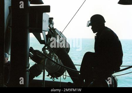 US Navy Boatswain's Mate Third Class John P. Flohrs waits to connect a fuel pump station with USNS WALTER S. DIEHL (T-AO 193) on board USS HARRY S. TRUMAN (CVN 75). Truman is on station in the Persian Gulf in support of Operation SOUTHERN WATCH. Subject Operation/Series: SOUTHERN WATCH Base: USS Harry S. Truman (CVN 75) Stock Photo