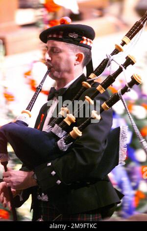 Major David Kolmer, 192nd Fighter Wing, Virginia Air National Guard, plays Amazing Grace on his bagpipes during a memorial service for family members and friends of 18 Virginia Air National Guard and three Florida Army National Guard members killed in a March 3rd C-23 Sherpa plane crash in Unadilla, Georgia. The memorial service, which took place at Rock Church, Virginia Beach, Virginia, was attended by Deputy Secretary of Defense, Paul D. Wolfowitz (not shown) and various other civilian and military dignitaries and over 4000 members of the community. The 18 airmen were assigned to the 203d Re Stock Photo