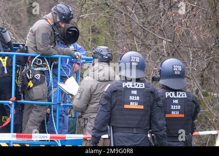 Hessen, Germany. 18 January 2023, Hessen, Frankfurt/Main: Police officers take an activist from a tree with a ladder during the evacuation of the occupation in Fechenheim Forest. The squatters are protesting against the planned expansion of the A66 with the Riederwald Tunnel, as around 1000 trees will have to be felled for this. Photo: Sebastian Gollnow/dpa Credit: dpa picture alliance/Alamy Live News Stock Photo