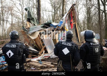 Hessen, Germany. 18 January 2023, Hessen, Frankfurt/Main: Police officers stand in front of a destroyed tree house during the evacuation of the occupation in Fechenheim Forest. The squatters are protesting against the planned expansion of the A66 with the Riederwald Tunnel, as around 1000 trees will have to be felled for this. Photo: Sebastian Gollnow/dpa Credit: dpa picture alliance/Alamy Live News Stock Photo