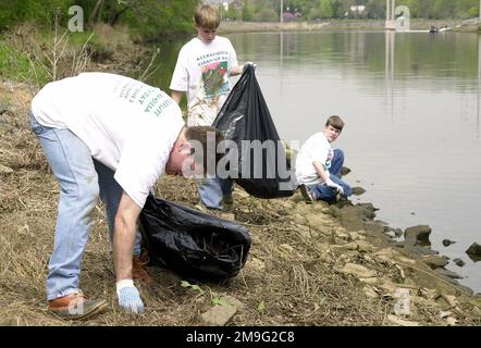 CHIEF of STAFF of the Air Force for Environmental Safety and Occupational Health, US Air Force Colonel Brian McCarty and his sons Scott and Craig join a team of US Air Force volunteers from the Pentagon in support of Earth Day April 21, 2001. The team joined local citizens at the 4 Mile Run Park in Alexandria, Virginia, to gather a mountain of refuse. Base: Alexandria State: Virginia (VA) Country: United States Of America (USA) Stock Photo