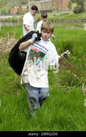 CHIEF of STAFF of the Air Force for Environmental Safety and Occupational Health, US Air Force Colonel Brian McCarty sons Craig (front) and Scott join a team of US Air Force volunteers from the Pentagon in support of Earth Day April 21, 2001. The team joined local citizens at the 4 Mile Run Park in Alexandria, Virginia, to gather a mountain of refuse. Base: Alexandria State: Virginia (VA) Country: United States Of America (USA) Stock Photo