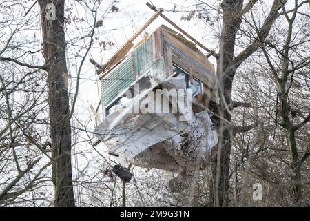 Hessen, Germany. 18 January 2023, Hessen, Frankfurt/Main: A tree house falls during the eviction of the occupation in Fechenheim Forest. The squatters were protesting against the planned expansion of the A66 with the Riederwald Tunnel, as this will require the felling of around 1000 trees. Photo: Sebastian Gollnow/dpa Credit: dpa picture alliance/Alamy Live News Stock Photo