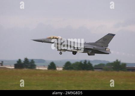 US Air Force Captain John Lyons, a pilot from the 23rd Fighter Squadron, takes off from Spangdahlem Air Base, Germany, in an F-16 Fighting Falcon aircraft, during a Phase II Local Salty Nation exercise. Spangdahlem exercises were conducted in preparation for a Phase I Operational Readiness Inspection and a NATO Tactical Evaluation. Base: Spangdahlem Air Base State: Rheinland-Pfalz Country: Deutschland / Germany (DEU) Stock Photo