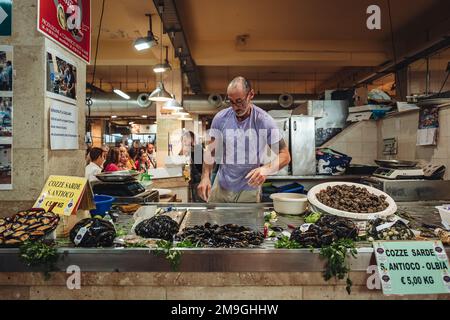CAGLIARI, ITALY / OCTOBER 2019: Fish vendors at the San Benedetto food market Stock Photo