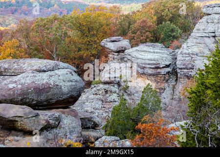 63895-16119 Camel Rock in fall color Garden of the Gods Recreation Area Shawnee National Forest IL Stock Photo