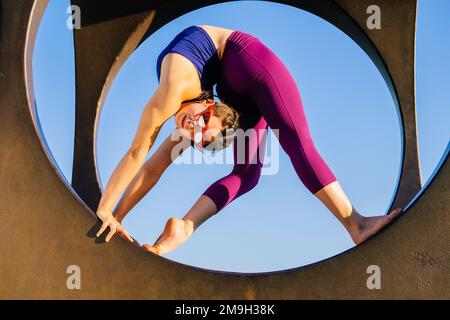 Contortionist in sunglasses, Seattle, Washington State, USA Stock Photo