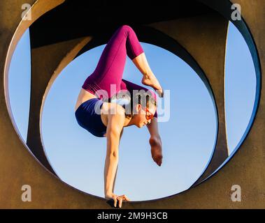 Contortionist in sunglasses, Seattle, Washington State, USA Stock Photo