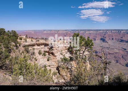 Tourists and landscape of canyon, South Rim, Grand Canyon, Arizona, USA Stock Photo