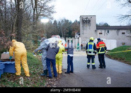 Bruck Hofing, Germany. 18th Jan, 2023. Inspectors in protective suits, firefighters, police officers, THW and Red Cross personnel are on the scene because of an outbreak of avian influenza in the Schwandorf district on a farm with around 70,000 ducks. The area around the farm has been cordoned off. All animals are to be culled. Credit: Daniel Löb/dpa/Alamy Live News Stock Photo