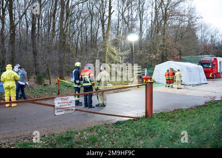 Bruck Hofing, Germany. 18th Jan, 2023. Inspectors in protective suits, firefighters, police officers, THW and Red Cross personnel are on the scene because of an outbreak of avian influenza in the Schwandorf district on a farm with around 70,000 ducks. The area around the farm is cordoned off. A sign says: 'Stop! Drive through and enter prohibited for animal disease hygiene reasons! The farm management.' All animals are to be culled. Credit: Daniel Löb/dpa/Alamy Live News Stock Photo