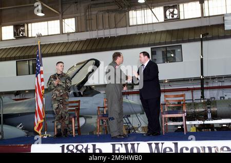 US Air Force (USAF) MASTER Sergeant Brian L. Peters (left), 188th Fighter Wing (FW) and USAF Colonel (COL) John R. Dallas (center), Commander, 188th FW, Arkansas (AR), Air National Guard (ANG), welcome Arkansas Governor, The Honorable Mike Huckabee, during his visit to Fort Smith, AR. Base: Fort Smith State: Arkansas (AR) Country: United States Of America (USA) Stock Photo