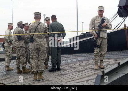 STAFF Sergeant (SSGT) Brian Fernandez, with the military police, stands guard over US Marine Corps (USMC) Major General (MGEN) James Amos, during his visit to Shuaiba Port, Kuwait, in support of Operation ENDURING FREEDOM. Subject Operation/Series: ENDURING FREEDOM Base: Ahmed Al Jaber Air Base State: Al Ahmadi Country: Kuwait (KWT) Stock Photo