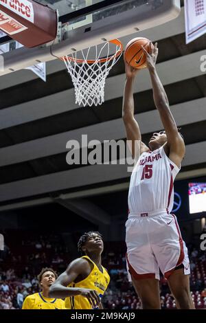 Alabama forward Noah Clowney (15) dunks over Jacksonville State guard ...