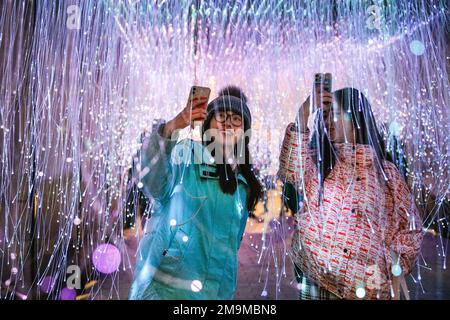 London, UK. 18th Jan, 2023. Anima by Master in Ephemeral Architecture and Temporary Spaces (MEATS), featuring thousands of optical fibres, proves popular with visitors taking pictures and selfies. The annual Winter Lights Festival launches today with 22 light installations and immersive art displays dotted around Canary Wharf in London. The public festival runs until 28th Jan and is free to visit. Credit: Imageplotter/Alamy Live News Stock Photo