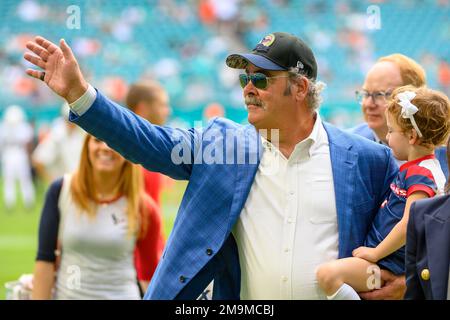 Arlington, Texas, USA. 11th Dec, 2022. Houston Texans running back DAMEON  PIERCE (31) chats with Houston Texans chairman and chief executive officer  Cal McNair and family before the NFL football game between