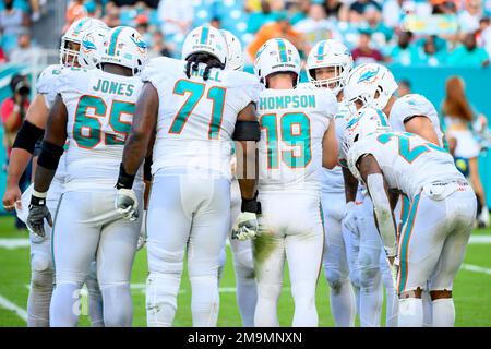 Miami Dolphins offensive lineman Brandon Shell (71) runs off the