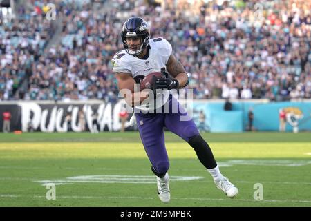 Baltimore Ravens tight end Mark Andrews (89) runs after the catch against  the Chicago Bears during an NFL football game Sunday, Nov 21. 2021, in  Chicago. (AP Photo/Jeffrey Phelps Stock Photo - Alamy