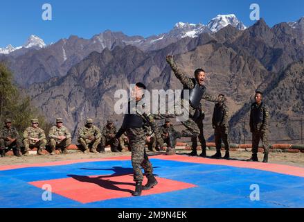 us army soldiers of 2nd brigade of the 11th airborne division watch indian army soldiers display their unarmed combat skills during the indo us joint exercise or yudh abhyas in auli in the indian state of uttarakhand tuesday nov 29 2022 militaries from india and the us are taking part in a high altitude training exercise in a cold mountainous terrain close to indias disputed border with china the training exercise began two weeks ago indias defence ministry statement said the joint exercise is conducted annually with the aim of exchanging best practices tactics techniques and 2m9n4ek