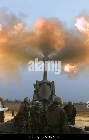 US Marine Corps (USMC) Marines assigned to Gun 2, L/Battery, 3rd Battalion, 11th Marine Regiment, fire their M198 155mm Howitzer towards Iraq, in support of Operation IRAQI FREEDOM. Subject Operation/Series: IRAQI FREEDOM Country: Iraq (IRQ) Stock Photo