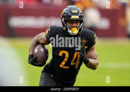 Washington Commanders running back Antonio Gibson (24) runs with the ball  during the first half of an NFL football game against the Atlanta Falcons,  Sunday, Nov. 27, 2022, in Landover, Md. (AP