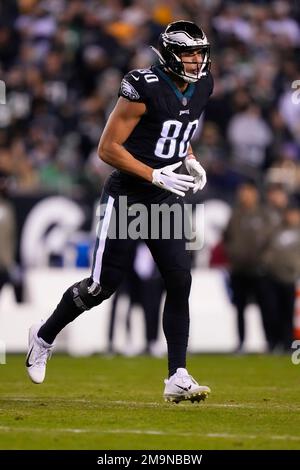 East Rutherford, New Jersey, USA. 5th Dec, 2021. Philadelphia Eagles tight  ends Tyree Jackson (80) and Jack Stoll (89) warmup prior to game against  the New York Jets at MetLife Stadium in