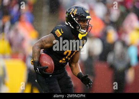 Washington Commanders running back Antonio Gibson (24) runs with the ball  during the first half of an NFL football game against the Atlanta Falcons,  Sunday, Nov. 27, 2022, in Landover, Md. (AP