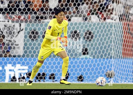 DOHA - Korea Republic goalkeeper Seung-Gyu Kim during the FIFA World Cup Qatar 2022 group H match between Uruguay and South Korea at Education City Stadium on November 24, 2022 in Doha, Qatar. AP | Dutch Height | MAURICE OF STONE Stock Photo